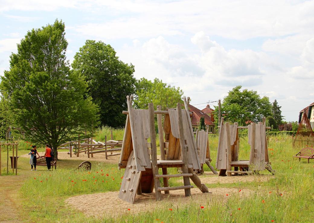 Des équipements de jeux d'enfant en bois dans un parc