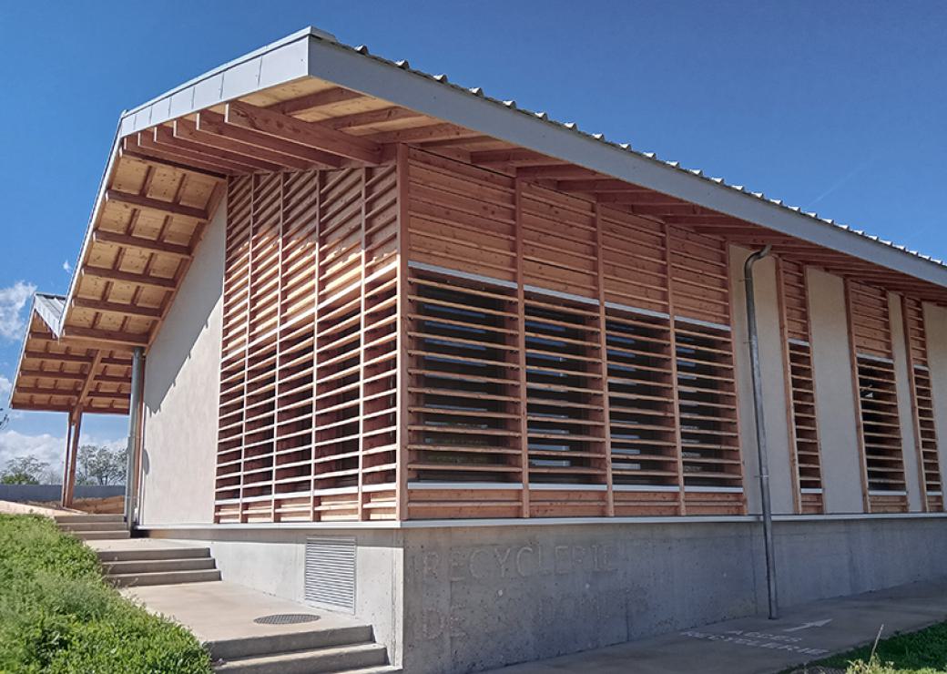 Photo d'un bâtiment neuf équipé de persiennes de bois