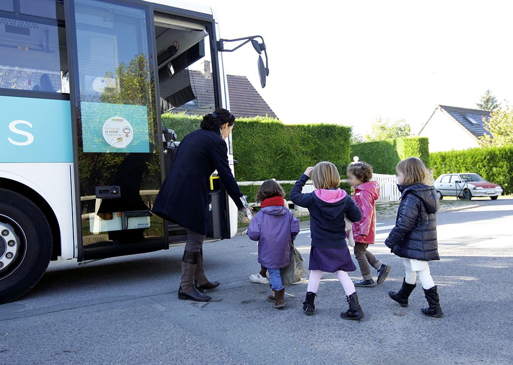 des enfants  rentrent dans un car