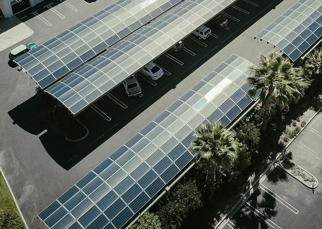 panneaux solaires sur un parking