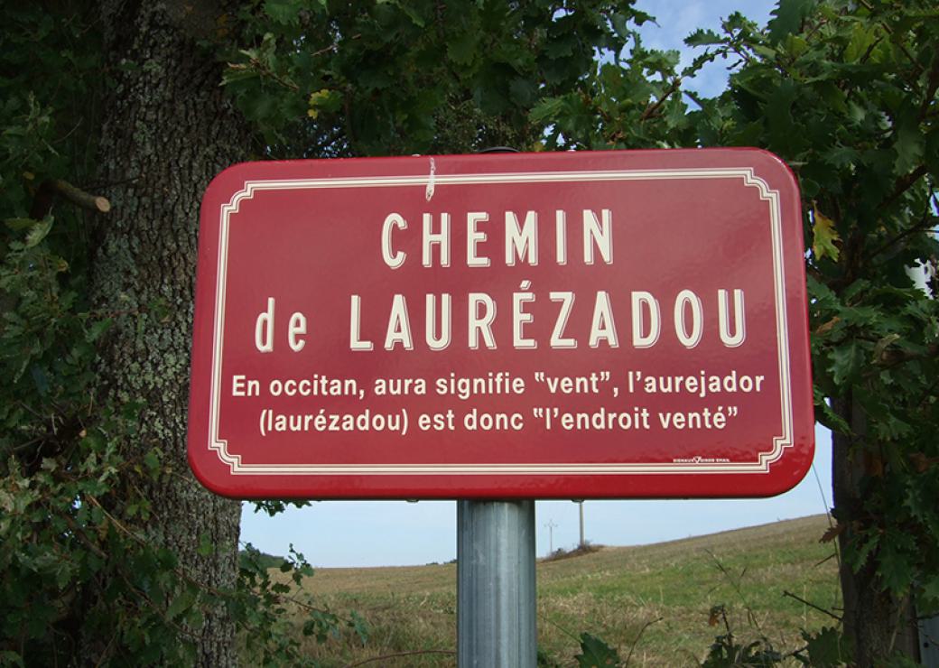 Une plaque de rue "chemin de Laurézadou: en occitan, aura signifie vent l'auréjdor (aurézadou) est donc l'endroit venté"