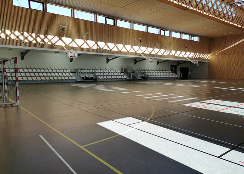 Vue intérieur d'un gymnase baigné de lumière