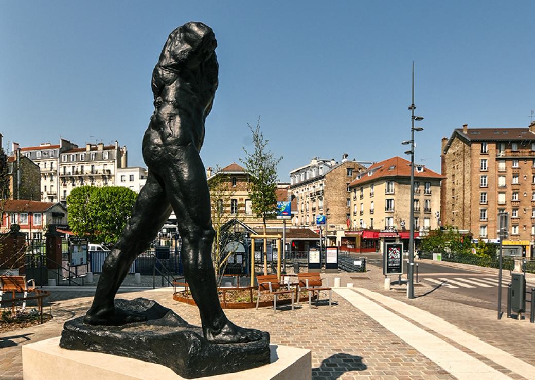 Photo de la statue de l'homme qui marche de Rodin, installée sur une place