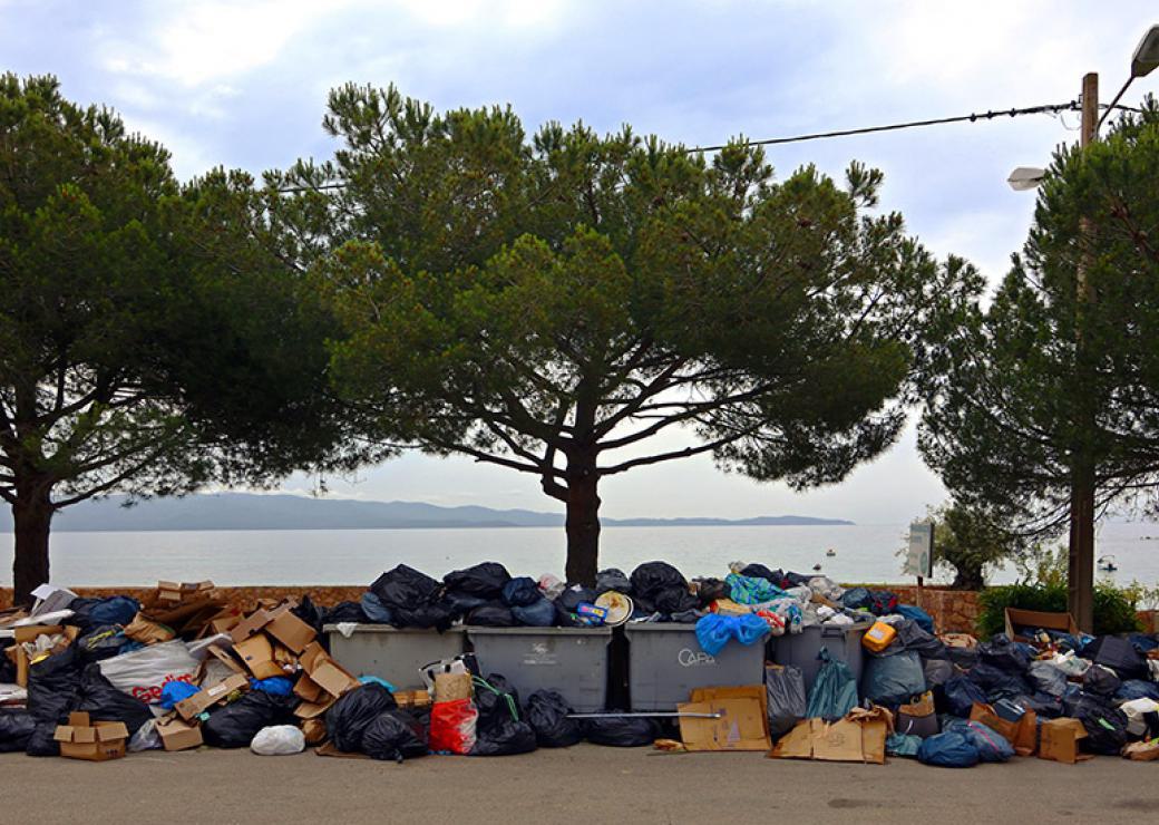 Poubelles qui débordent en Corse