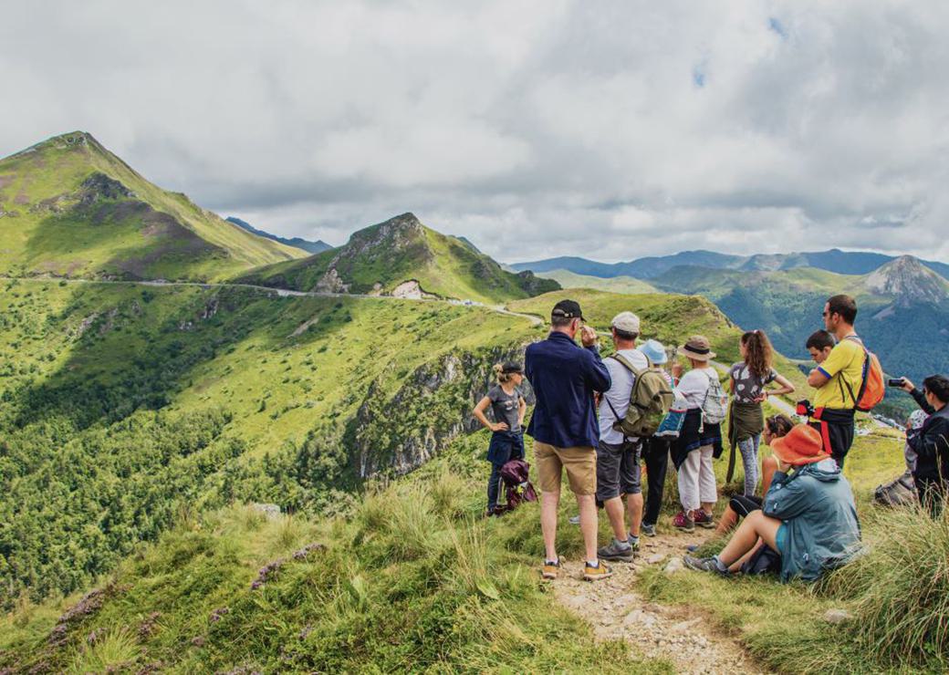 des touristes à Puy mary dans le Cantal