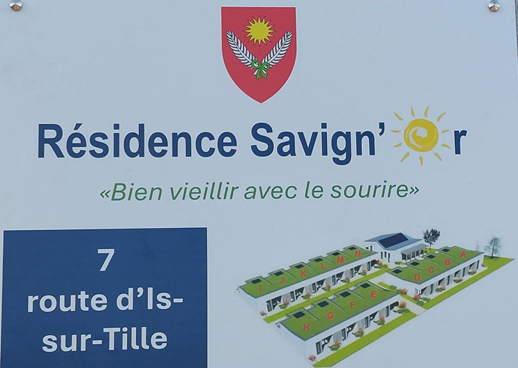 Pancarte sur laquelle on peut lire "résidence Savign'or, bien vieillir avec le sourire"