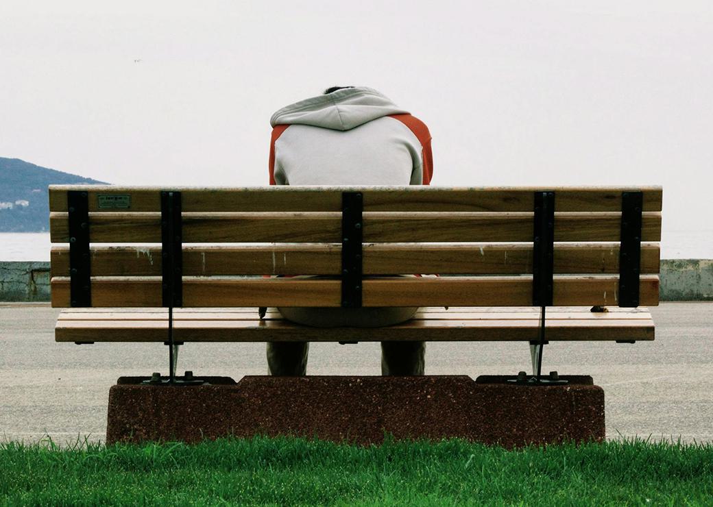 homme seul sur un banc