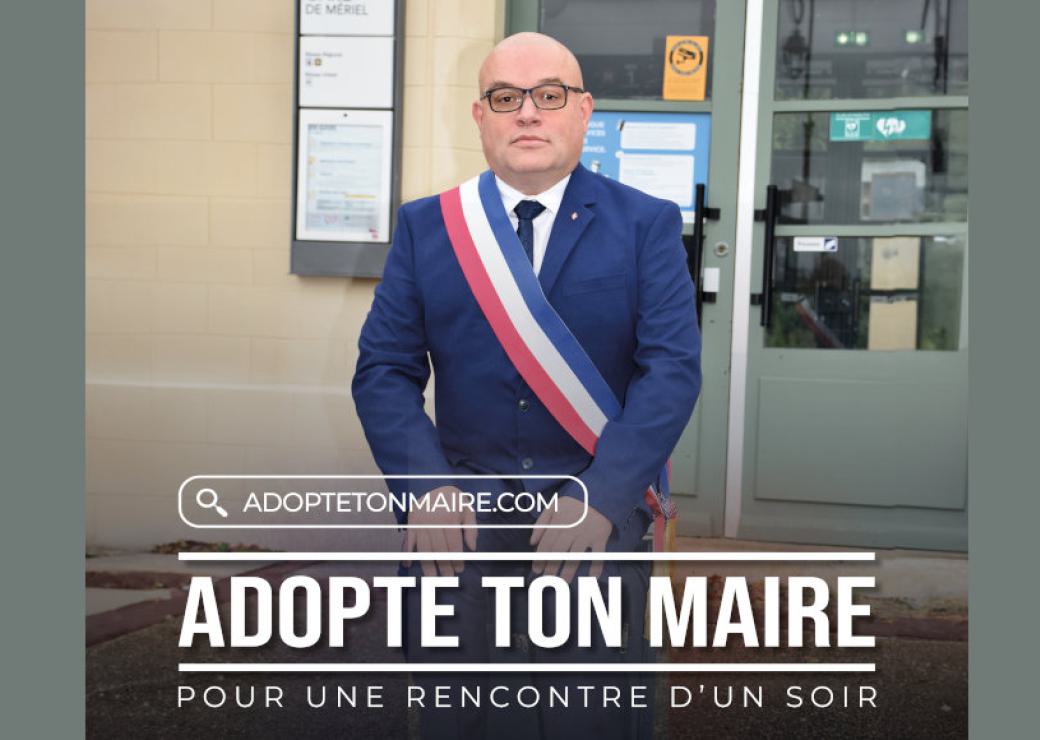 Affiche avec photo d'un homme chauve ceint d'une écharpe tricolore, assis sur une valise. On peut lire "Adopte ton maire pour une rencontre d'un soir"