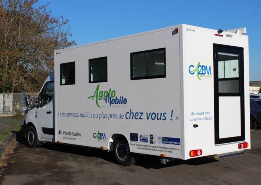 Sur un camping car sur lequel on peut lire: "Agglo Mobile des services publics au plus près de chez vous"