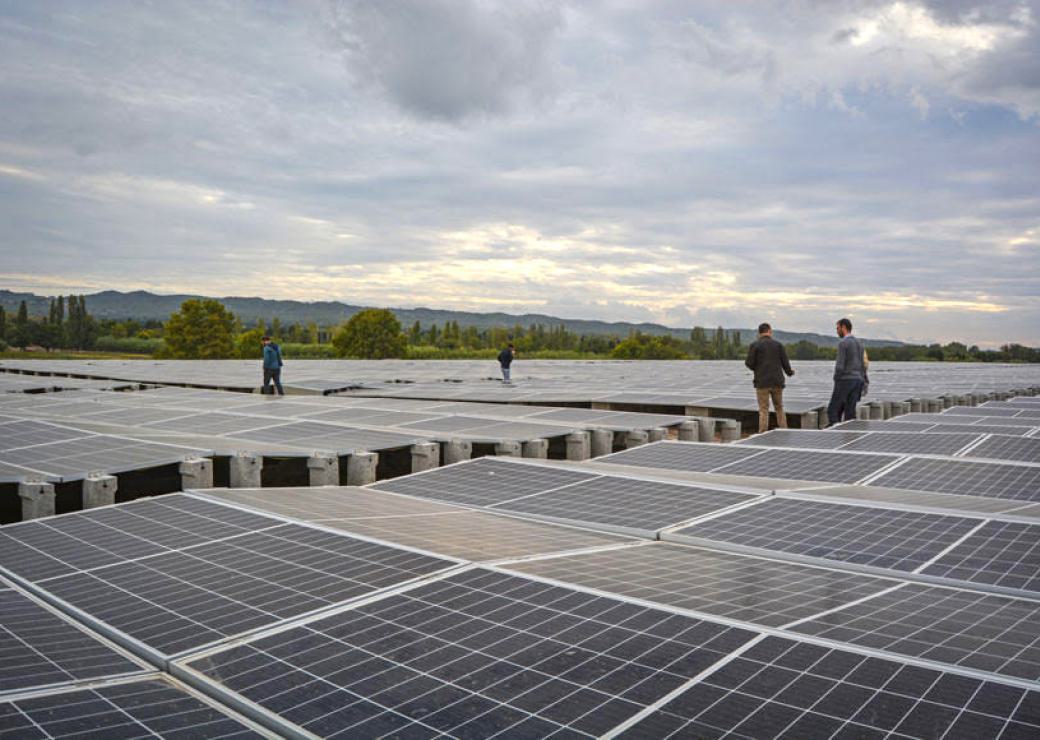 Panneaux solaires au sol à perte de vue