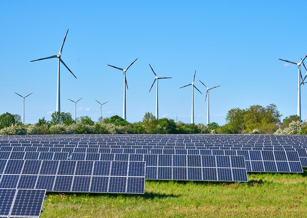 éoliennes et panneaux solaires 