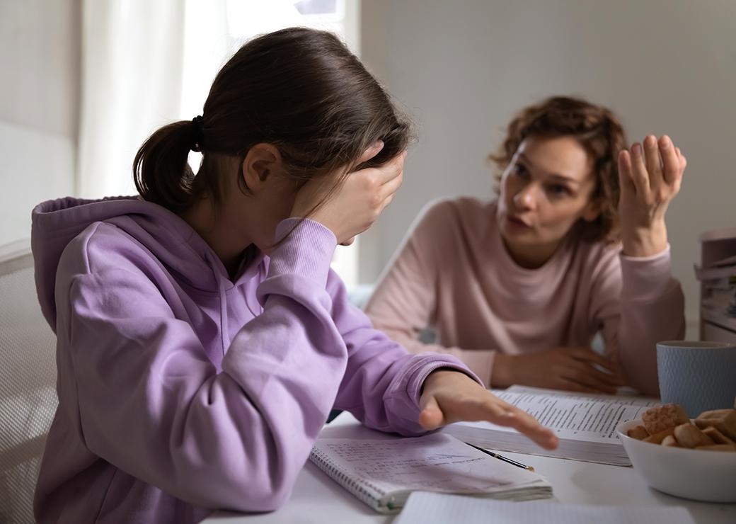 un emère réprimande sa fille au moment des devoirs