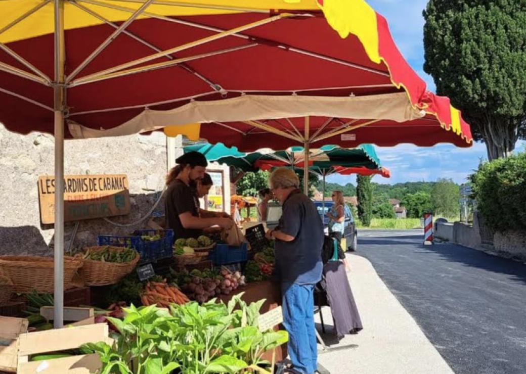 Un petit marché de village