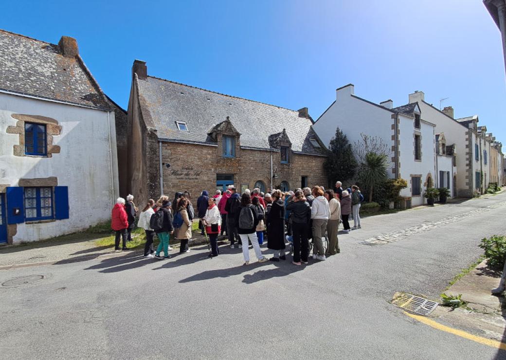 Un petit groupe de personnes dans un village par beau temps