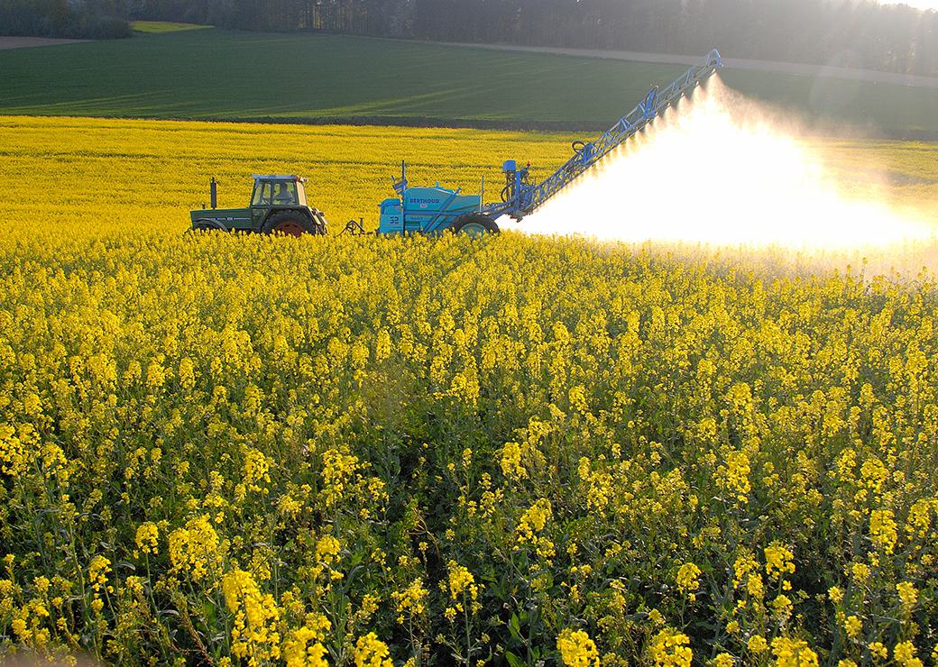 épandage de pesticides dans un champs