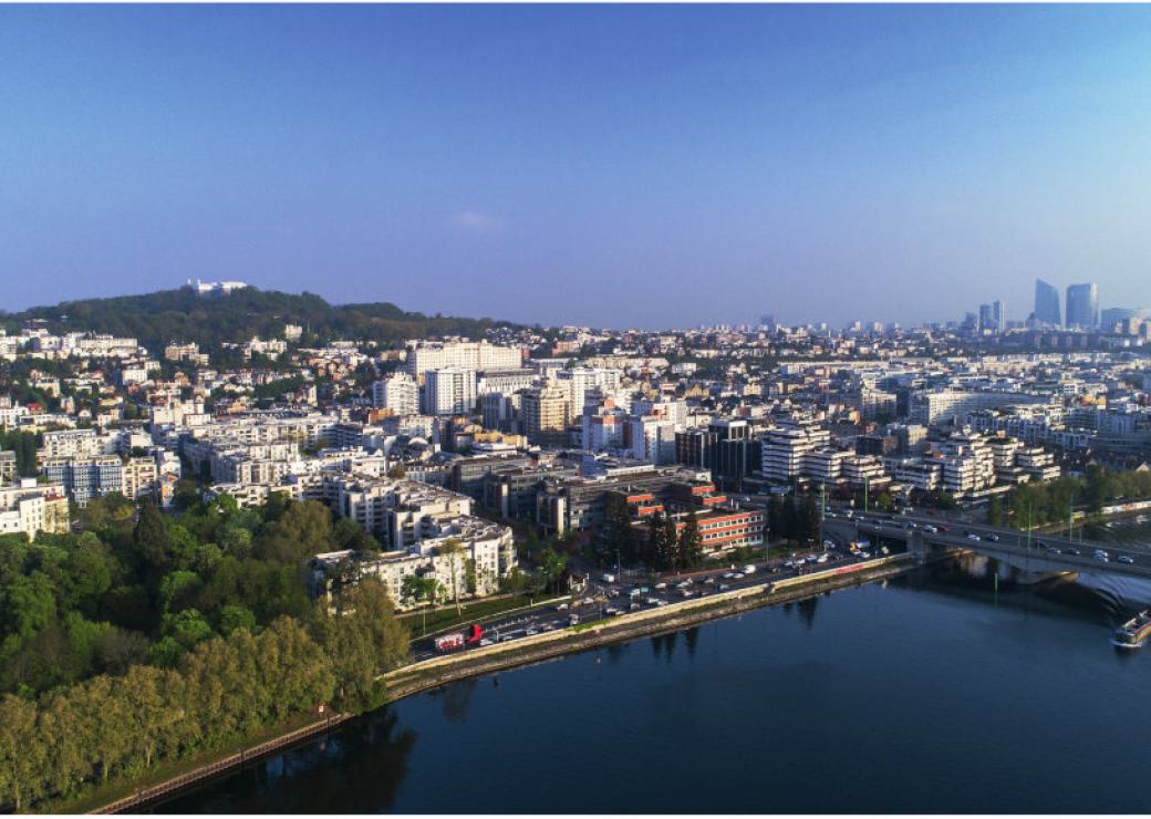 Vue du ciel d'une ville au bord d'une rivière