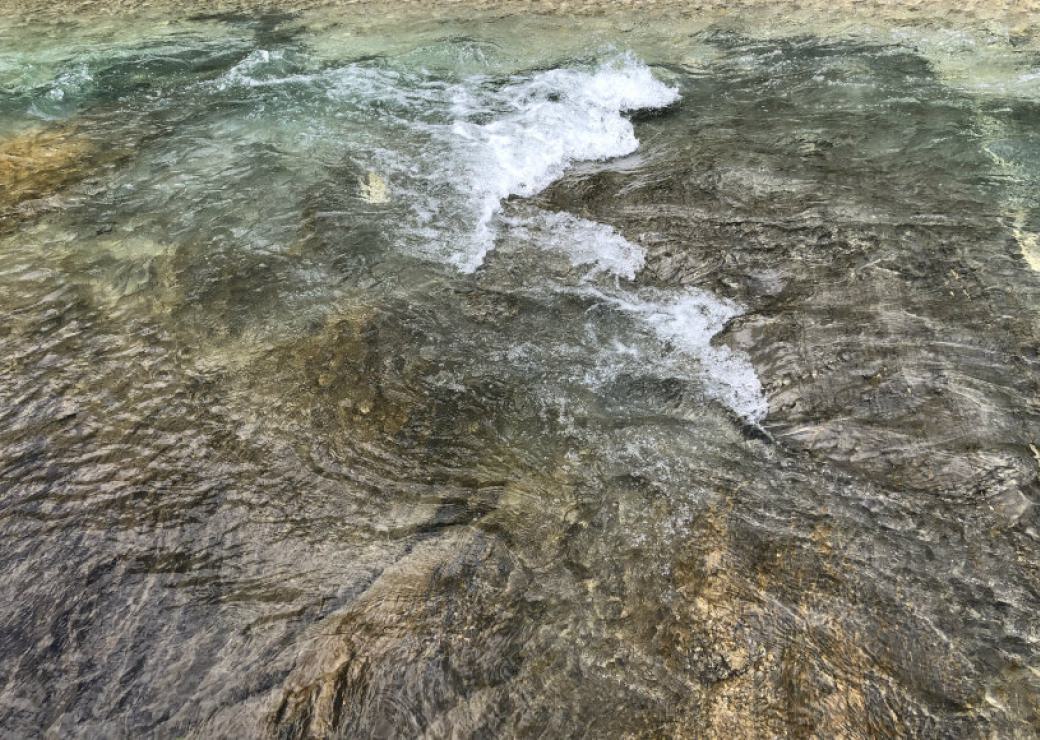 Mouvements d'eau dans une rivière