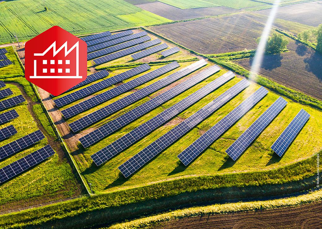 champs d'agriculture avec des panneaux solaires