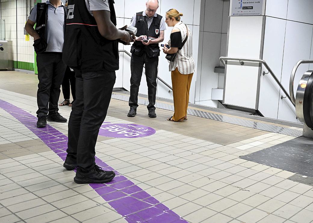 contrôle des billets dans le métro 