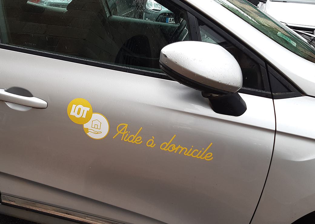 Une voiture d'aide à domicile