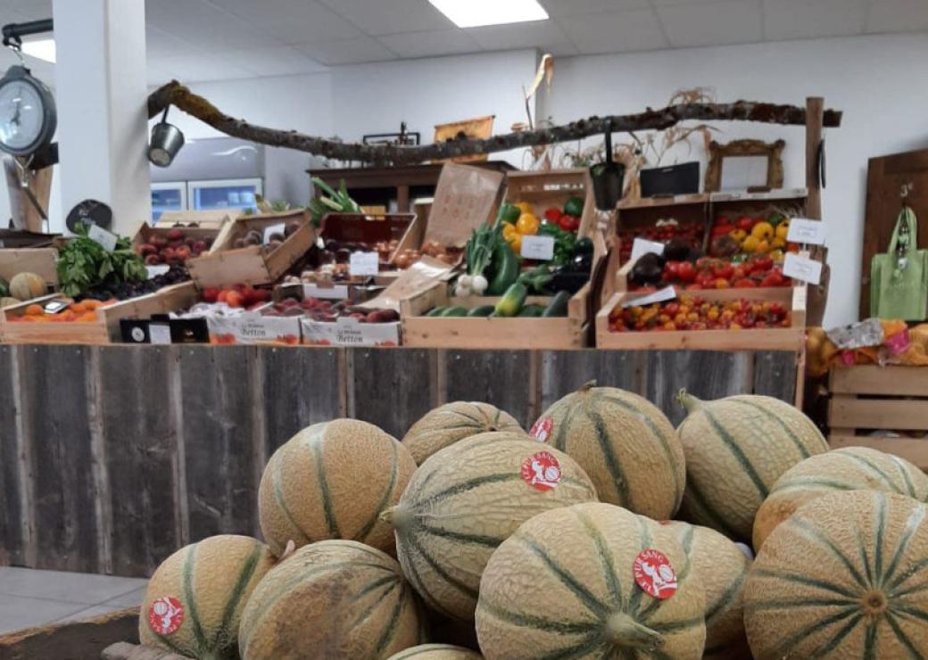 Etals de légumes dans un magasin