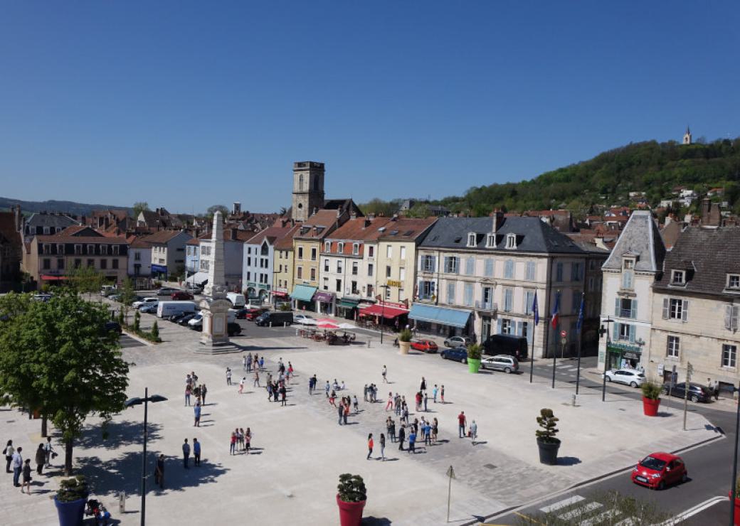 Vue du ciel, une place entourée de bâtiments. Centre ville.