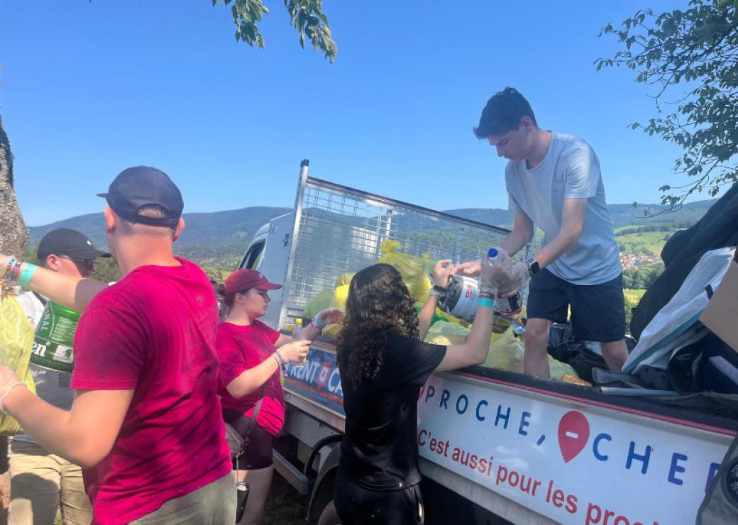 Des jeunes déchargent la benne d'un camion