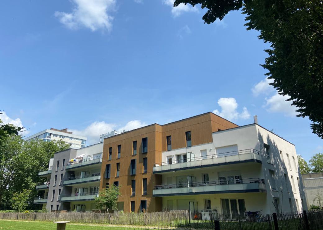 Bâtiment moderne d'habitation de quatre étages avec balcons et jardins