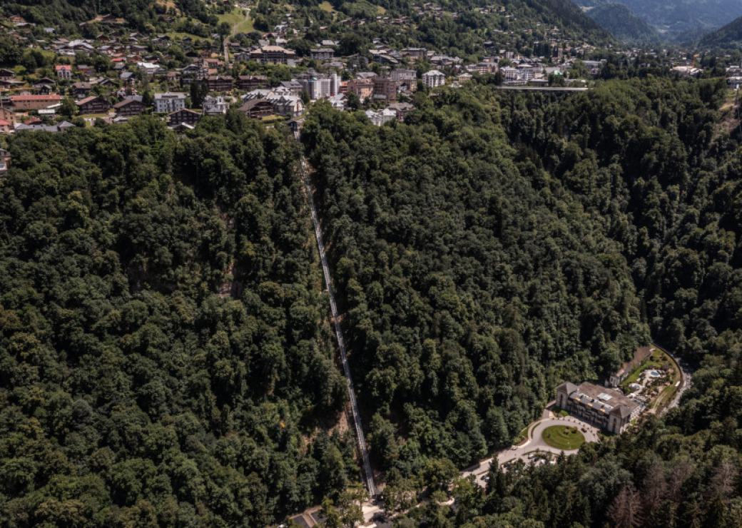 Deux zones construites sur deux niveaux différents, reliées par un ascenceur