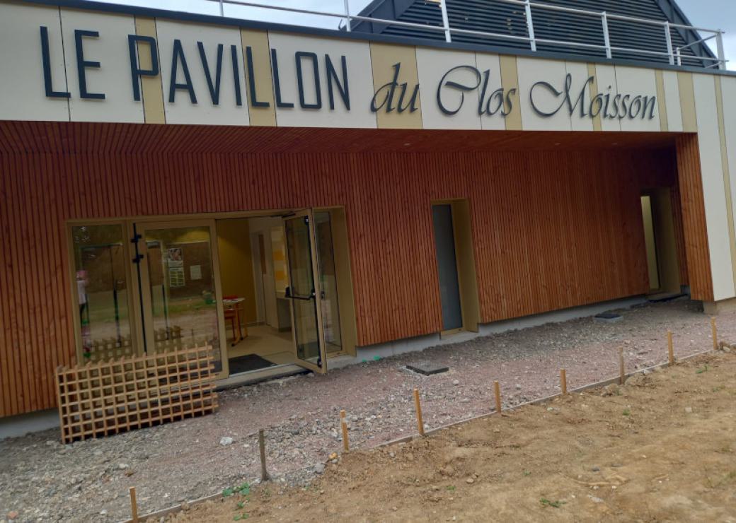 Photo d'un bâtiment sur lequel on peut lire "Le Pavillon du Clos Moisson"