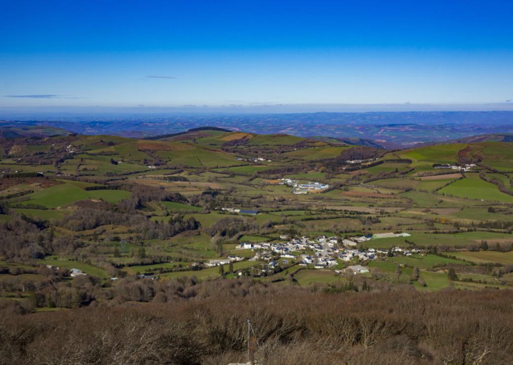 Vue aérienne d'une paysage vallonné et parcellé de haies 