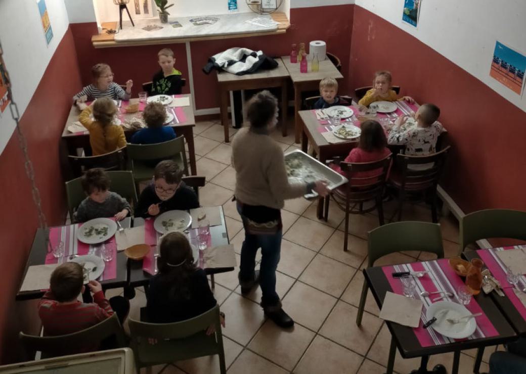 Des enfants attablés dans une salle de restaurant