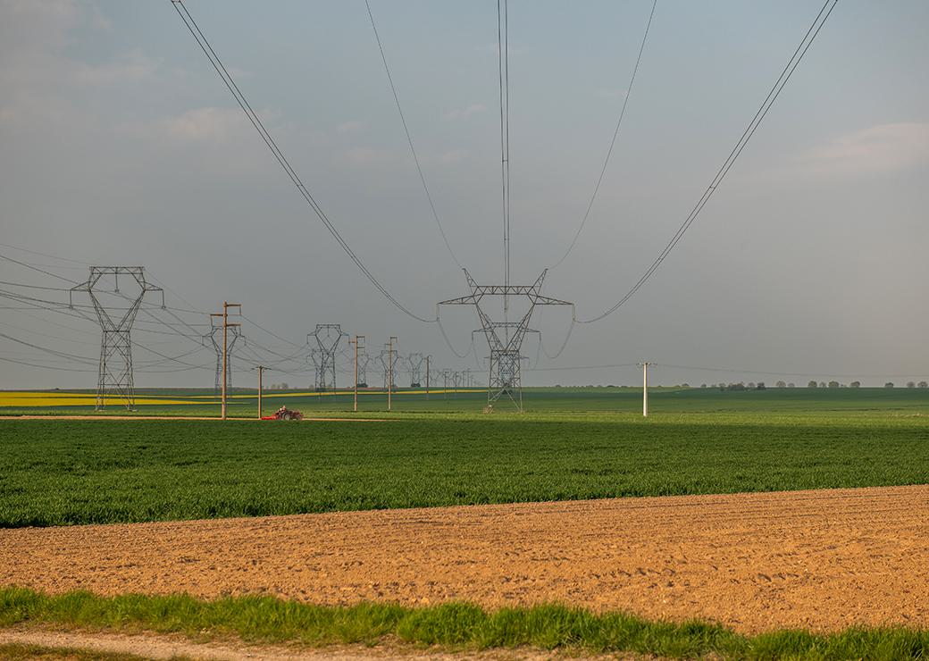 lignes électriques dans un champs