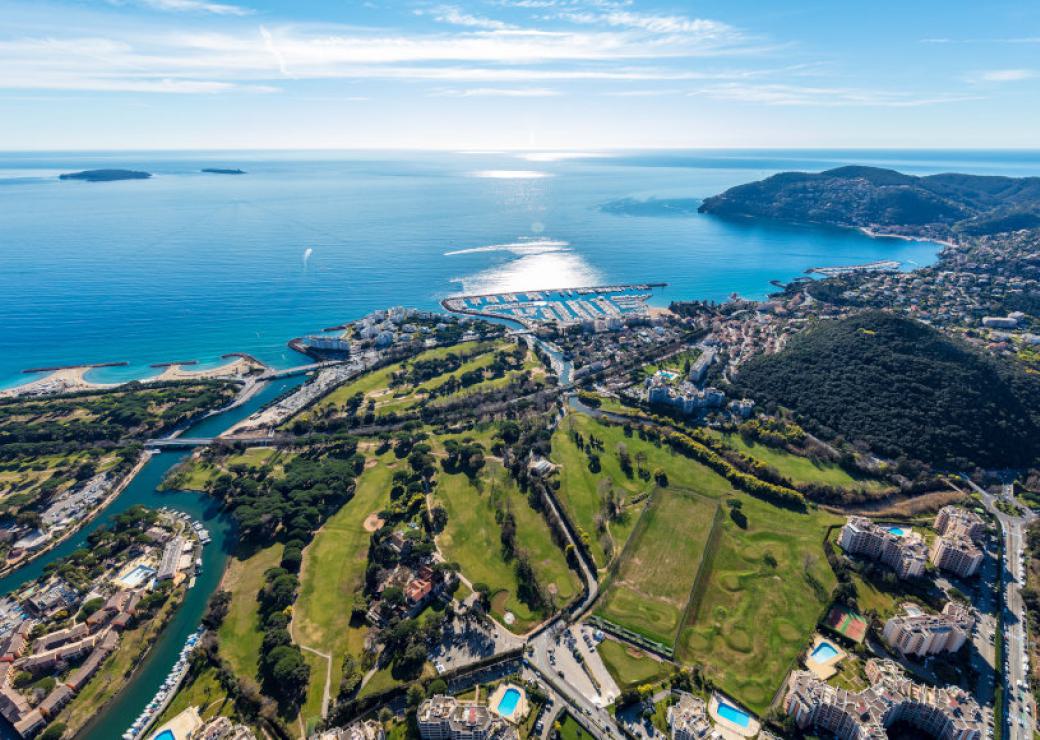 Vue aérienne d'une ville de littoral