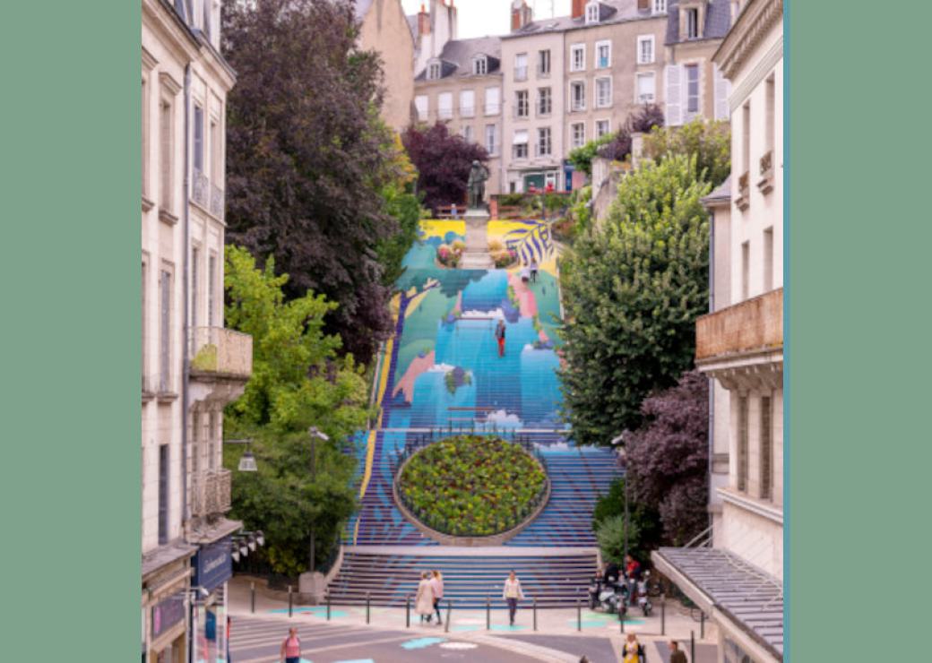 Un escalier dont les contre-marches forment une fresque dans les tons bleus