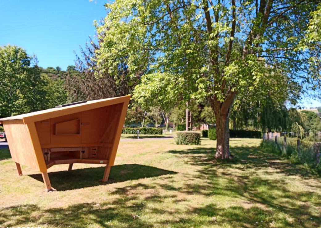 Photo d'une cabane élaborée installée sous un arbre