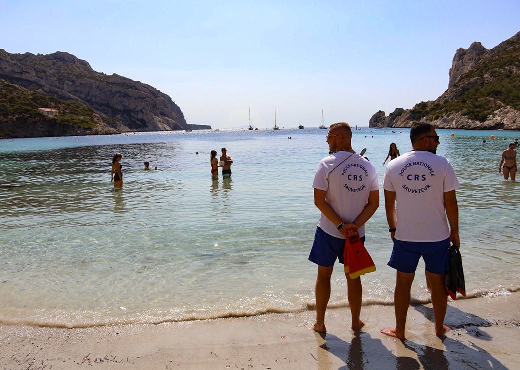 CRS sauveteurs sur une plage