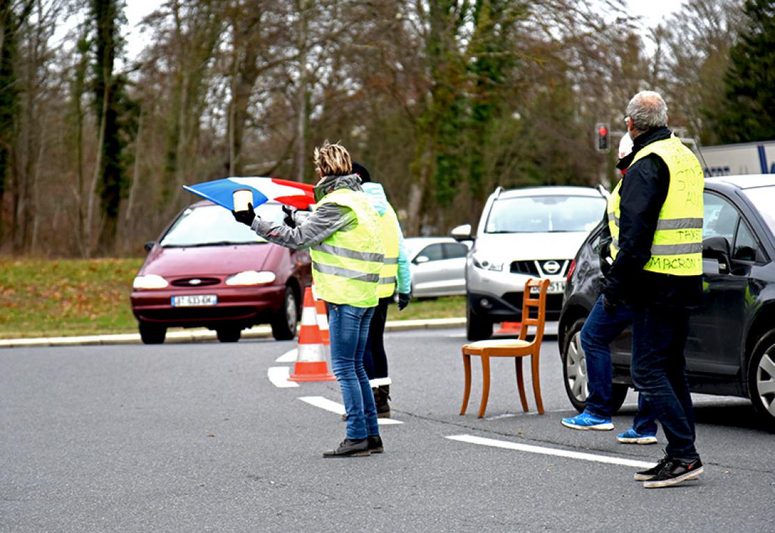 Des gilets jaunes bloquent un rond point