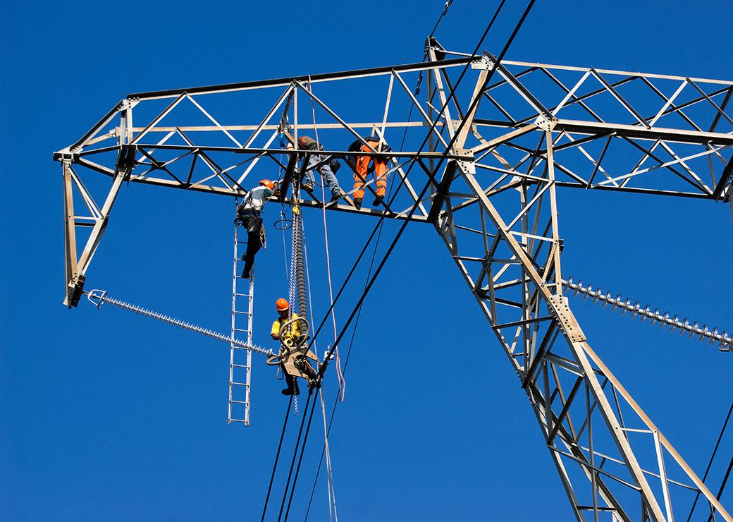 travaux sur une ligne très haute tension 