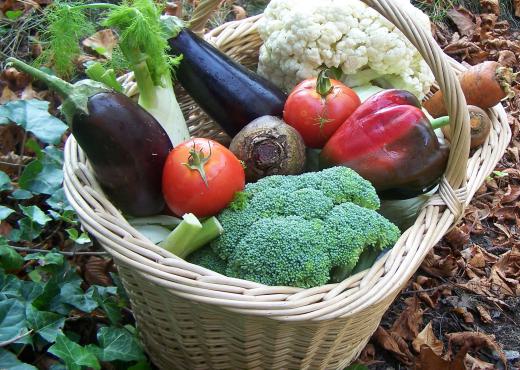 panier en osier rempli de légumes