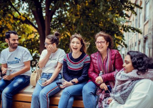 personnes souriant sur un banc