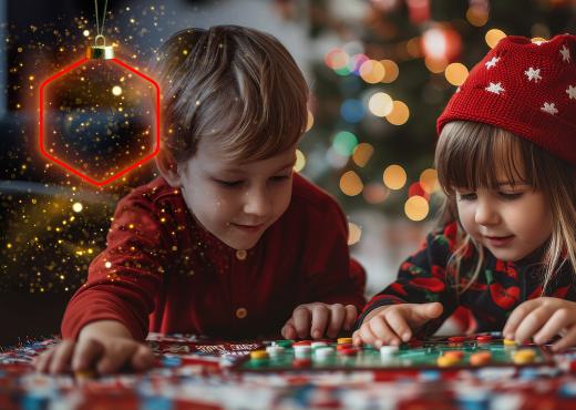 Enfants jouant dans le cadre de Noël