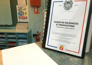 cahier de doléances mis à la disposition des habitants à la mairie de Meyzieu