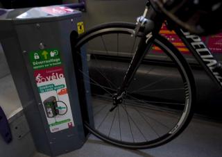 Vélo dans un rack à vélos à bord d'un bus à Rouen