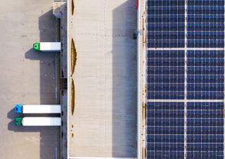 panneaux solaires sur  le toit d'un  entrepôt