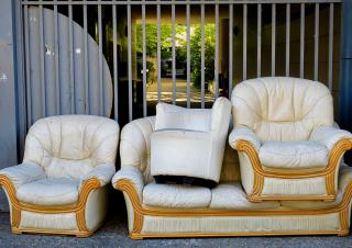 un canapé et des fauteuils aux encombrants dans la rue 