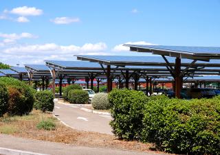 Panneaux solaires sur un parking