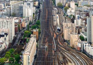 voies ferrées entre des immeubles d'habitation à paris