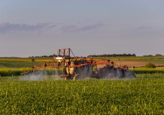épandage pesticides dans un champs