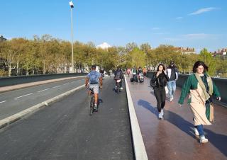 piste cyclable et trottoir élargi